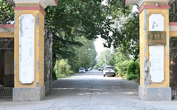 1978年，老董事長賀國興擔(dān)任國營新鄉(xiāng)縣拖拉機(jī)修造廠機(jī)修車間主任，經(jīng)多方走訪，最終帶隊(duì)自主研發(fā)出了拖修廠第一臺(tái)振動(dòng)設(shè)備，并成功供貨太原鋼鐵廠