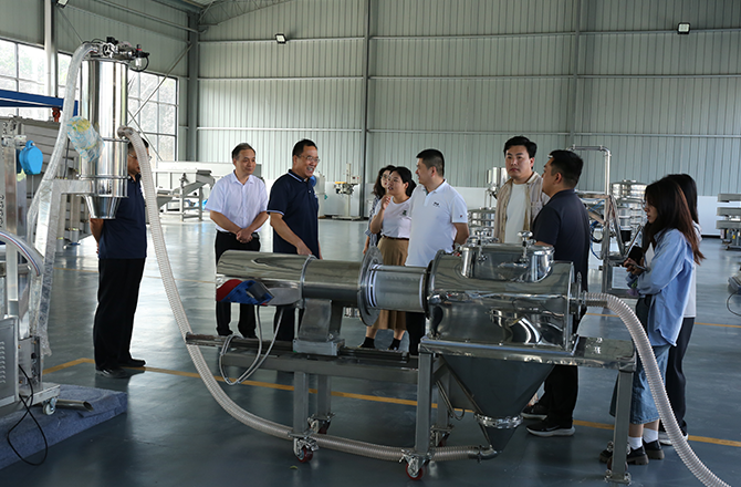 頂端新聞?dòng)浾?鄒皓羽 振動(dòng)篩分、封頭制造、金水電纜、中原農(nóng)谷，一個(gè)個(gè)都是新鄉(xiāng)市重點(diǎn)產(chǎn)業(yè)的響亮名片。 9月21日，“十大戰(zhàn)略進(jìn)行時(shí)——數(shù)智河南 豫見未來”采訪團(tuán)抵達(dá)新鄉(xiāng)市，深入了解該市重點(diǎn)產(chǎn)業(yè)數(shù)智轉(zhuǎn)型的產(chǎn)業(yè)布局情況。 振動(dòng)產(chǎn)業(yè)看新鄉(xiāng)，精細(xì)篩分高服強(qiáng) “常說新飛冰箱好，以后是新鄉(xiāng)篩分好?！痹谛锣l(xiāng)市高服篩分機(jī)械有限公司，董事長(zhǎng)賀占胥是一名務(wù)實(shí)者，從1982年創(chuàng)立公司至今，他已經(jīng)在振動(dòng)篩分行業(yè)深耕了30多年。 振動(dòng)篩分行業(yè)雖是一個(gè)小眾領(lǐng)域，但在工業(yè)生產(chǎn)制造中卻發(fā)揮著關(guān)鍵作用。“篩分作業(yè)是重要的生產(chǎn)環(huán)節(jié)之一，振動(dòng)篩分設(shè)備相當(dāng)于工業(yè)之腎，可以大幅提高生產(chǎn)原材料的品質(zhì)質(zhì)量和生產(chǎn)效率?！?賀占胥表示，無論客戶提出多細(xì)微的篩分要求，我們百分百都能做好! 在賀占胥的帶領(lǐng)下，公司專注于精準(zhǔn)篩分設(shè)備的研發(fā)和制造，從概率篩分到準(zhǔn)確分級(jí)，從無塵篩分過濾到構(gòu)建智能化篩分系統(tǒng)，解決了在精細(xì)篩分領(lǐng)域眾多“卡脖子”難題，成功研發(fā)出國(guó)內(nèi)首套新型超精細(xì)氣流篩分機(jī)，隨著創(chuàng)新突破，還研制出了旋振篩、超聲篩等多項(xiàng)新產(chǎn)品，成為精細(xì)篩分行業(yè)中的領(lǐng)先者，2021年獲評(píng)國(guó)家級(jí)專精特新“小巨人”企業(yè)。 “從創(chuàng)新驅(qū)動(dòng)的角度來說，我們目前獲準(zhǔn)有400多項(xiàng)國(guó)家專利。”高服篩分機(jī)械有限公司研發(fā)部副總王躍河表示，公司創(chuàng)新緊貼市場(chǎng)需求，在精細(xì)篩分領(lǐng)域做到了設(shè)備品種最全，用戶最廣?！懊磕晖度氲目蒲薪?jīng)費(fèi)占銷售收入的5%-7%?！?據(jù)了解，新鄉(xiāng)縣現(xiàn)有振動(dòng)設(shè)備生產(chǎn)企業(yè)334家，配套生產(chǎn)企業(yè)110余家，形成了完整的上下游產(chǎn)業(yè)鏈，全國(guó)振動(dòng)機(jī)械總產(chǎn)量60%來自新鄉(xiāng)。2022年，新鄉(xiāng)縣的振動(dòng)產(chǎn)業(yè)占全國(guó)市場(chǎng)80%。2023年4月，新鄉(xiāng)縣被中國(guó)重型機(jī)械工業(yè)協(xié)會(huì)授予“振動(dòng)之都”稱號(hào)。 來源：頂端新聞