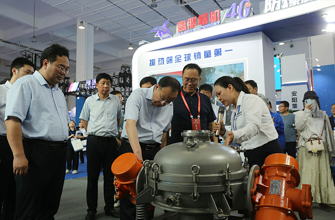 中原農(nóng)谷第二屆振動機(jī)械產(chǎn)業(yè)博覽會盛大開幕，新鄉(xiāng)市長魏建平親臨高服展區(qū)指導(dǎo)工作