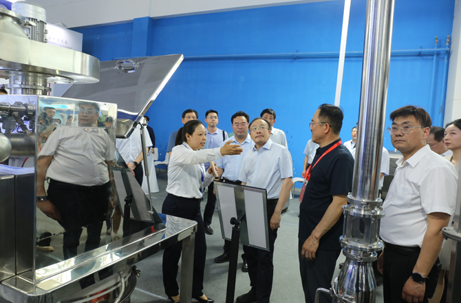 中原農(nóng)谷第二屆振動機(jī)械產(chǎn)業(yè)博覽會盛大開幕，新鄉(xiāng)市長魏建平親臨高服展區(qū)指導(dǎo)工作